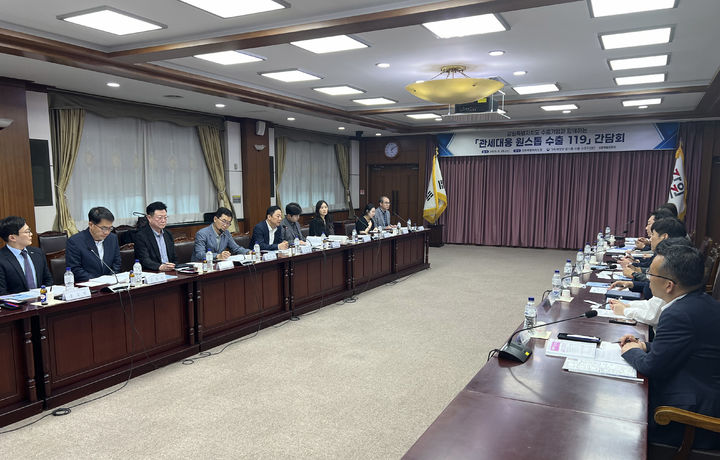 기획재정부 원스톱 수출·수주지원단이 25일 강원특별자치도청에서 바이오, 자동차부품, 화장품 등 7개 수출 기업과 간담회를 진행하고 있다.(사진 : 기재부 제공) 2025.6.25. *재판매 및 DB 금지