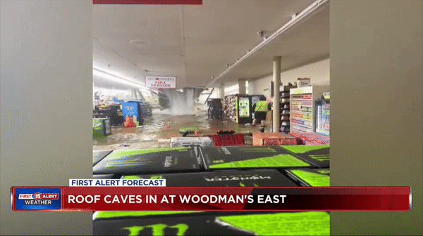 [서울=뉴시스] 지붕이 무너져 내려 물이 매장 안으로 쏟아지고 있다. (사진=WMTV) *재판매 및 DB 금지