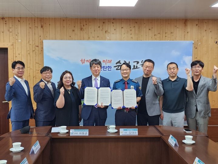 [순천=뉴시스] 25일 순천교육지원청에서 순천경찰서와 순천교육지원청이 안전한 학교 만들기 협약을 맺고 사진촬영하고 있다. (사진=순천경찰서 제공) 2025.06.25. photo@newsis.com *재판매 및 DB 금지