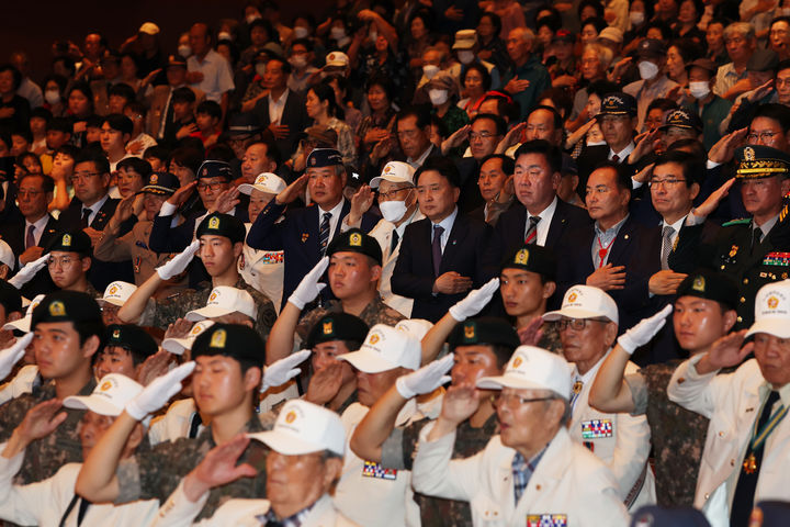 [청주=뉴시스] 25일 충북 청주예술의전당에서 열린 6.25전쟁 제75주년 기념식에서 김영환 충북지사, 이범석 청주시장 등 참석자들이 국기에 대한 경례를 하고 있다. (사진=충북도 제공) 2025.06.25. photo@newsis.com *재판매 및 DB 금지