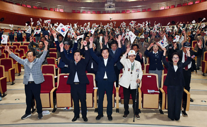 [밀양=뉴시스] 6·25전쟁 제75주년 기념식 참석자들이 만세삼창을 하고 있다. (사진=밀양시 제공) 2025.06.25. photo@newsis.com *재판매 및 DB 금지