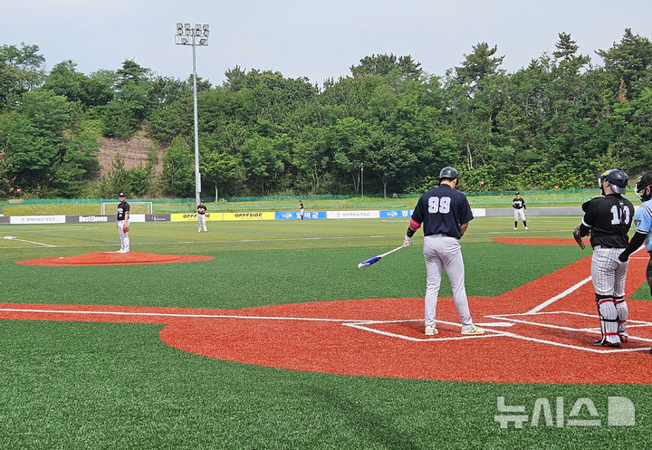 [영덕=뉴시스] 지난 24일 경북 영덕 야구장에서 야구경기가 진행되고 있다.(사진=영덕군 제공) 2025.06.25. photo@newsis.com