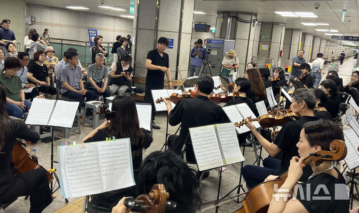 [과천=뉴시스] '찾아가는 오케스트라 공연' 현장. (사진=과천시 제공).2025.06.25. photo@newsis.com