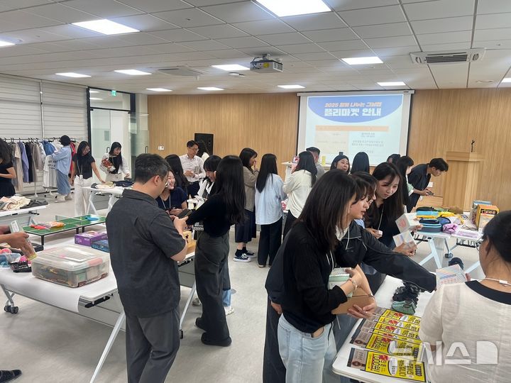 [과천=뉴시스] 경동제약(주) 벼록시장 운영 현장. (사진=과천시 제공).2025.06.25. photo@newsis.com
