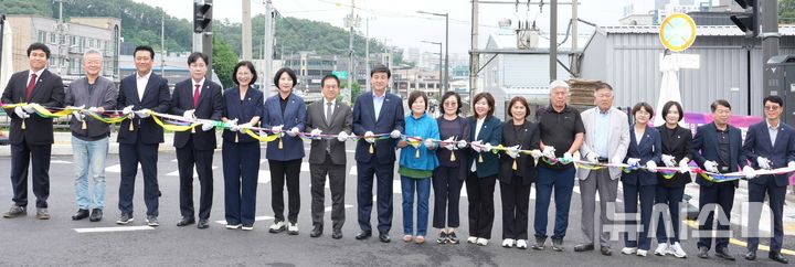 [경기광주=뉴시스] 경기 광주시가 25일 옛 태전중앙교회 앞 도시계획도로 개통식을 가졌다 (사진=광주시 제공) 2025.06.25.photo@newsis.com
