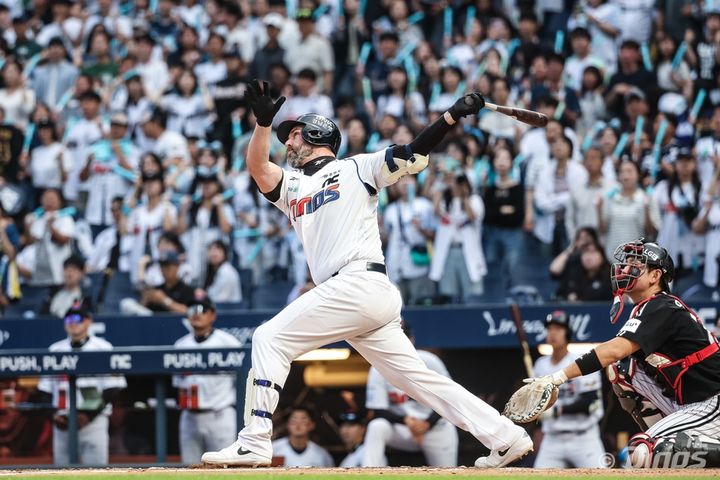 [서울=뉴시스] 프로야구 NC 다이노스 데이비슨이 5일 창원NC파크에서 열린 2025 신한 쏠뱅크 KBO리그 LG 트윈스와의 경기에서 홈런을 치고 있다. (사진=NC 다이노스 제공) 2025.06.05. *재판매 및 DB 금지