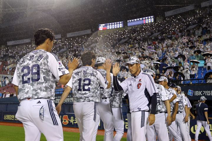 [서울=뉴시스] 프로야구 두산 베어스 선수단이 24일 서울 잠실구장에서 열린 2025 신한 쏠뱅크 KBO리그 SSG 랜더스와의 경기에서 강우 콜드로 승리한 뒤 서로 격려하고 있다. (사진=두산 베어스 제공) 2025.06.24. *재판매 및 DB 금지