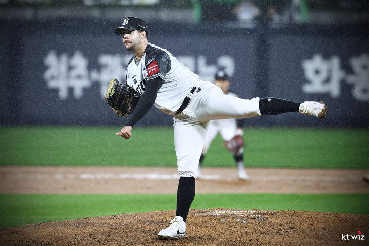 [서울=뉴시스] 프로야구 KT 위즈 헤이수스가 24일 수원 KT위즈파크에서 열린 2025 신한 쏠뱅크 KBO리그 LG 트윈스와의 경기에 선발 등판해 공을 던지고 있다. (사진=KT 위즈 제공) 2025.06.24. *재판매 및 DB 금지