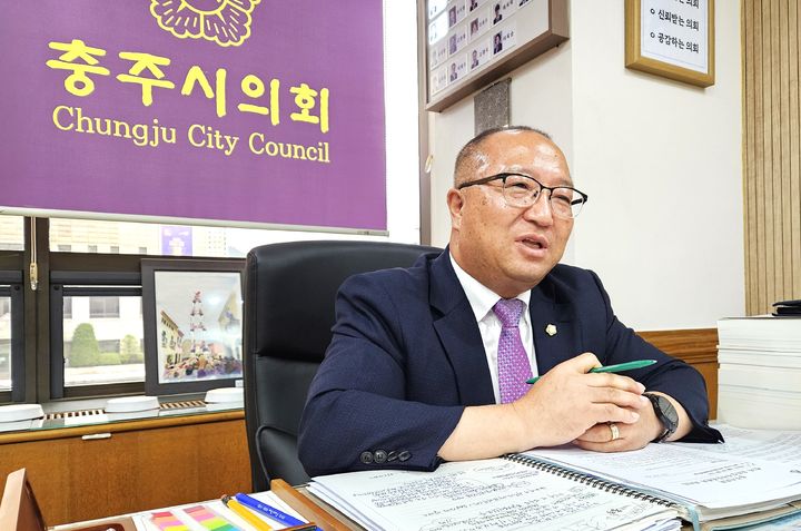 인터뷰 하는 김낙우 충주시의회 의장 *재판매 및 DB 금지