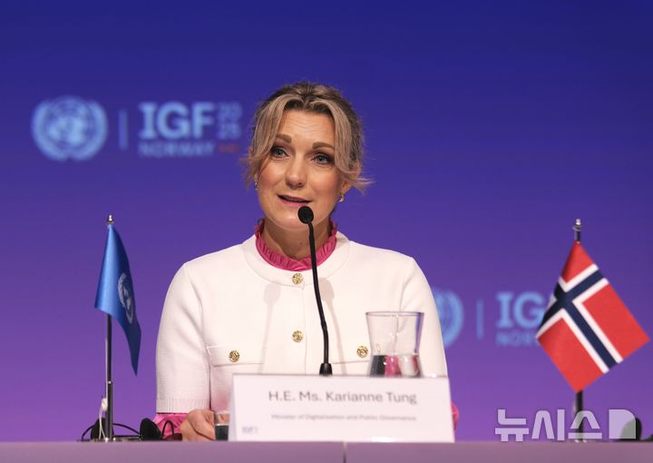 [AP/뉴시스] 노르웨이 정부가 국내 최초로 방사선과 원자력으로부터 국민을 보호하기 위한 새 규제정책을 7월 2일 발표했다. 이는 증가하는 세계적 전쟁위험과 핵 안전을 위한 대비책으로 국제원자력기구(IAEA)의 안전규정에 따른 것이다. 사진은 6월 24일 노르웨이의 릴레스트롬에서 개최된 제 20회 유엔인터넷거버넌스 포럼에서 노르웨이 대표 카리안네 퉁이 발언하고 있는 모습. 2025. 07.03. 