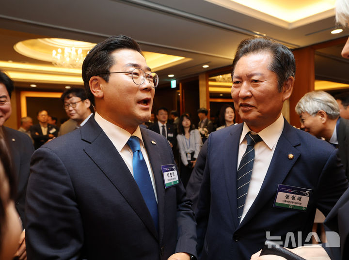 [서울=뉴시스] 국회사진기자단 = 더불어민주당 당 대표에 출마한 박찬대 의원과 정청래 의원이 25일 서울 중구 롯데호텔에서 열린 2025 경향포럼에 참석해 인사하고 있다. 2025.06.25. photo@newsis.com
