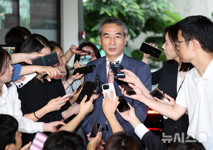 [서울=뉴시스] 김건희 여사 의혹을 수사하는 민중기 특별검사가 취재진의 질문을 받고 있다. (사진=뉴시스DB). photo@newsis.com