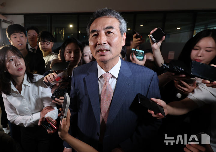 [서울=뉴시스] 이영환 기자 = 김건희 여사 의혹을 수사하는 민중기 특별검사가 25일 오전 서울 서초구의 사무실로 출근하고 있다. 2025.06.25. 20hwan@newsis.com