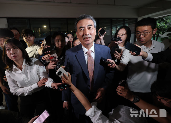 [서울=뉴시스] 이영환 기자 = 김건희 여사 의혹을 수사하는 민중기 특별검사가 25일 오전 서울 서초구의 사무실로 출근하고 있다. 2025.06.25. 20hwan@newsis.com