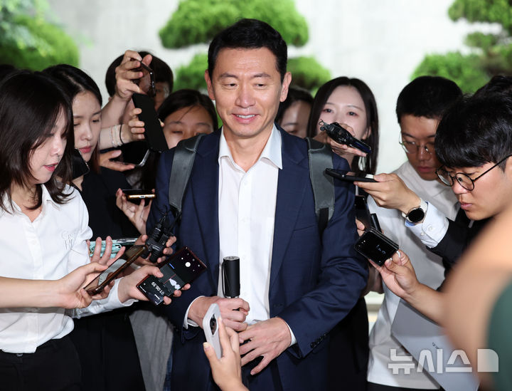 [서울=뉴시스] 이영환 기자 = 김건희 여사 의혹을 수사하는 민중기 특별검사팀의 박상진 특검보가 25일 오전 서울 서초구의 사무실로 출근하며 취재진의 질문에 답하고 있다. 2025.06.25. 20hwan@newsis.com