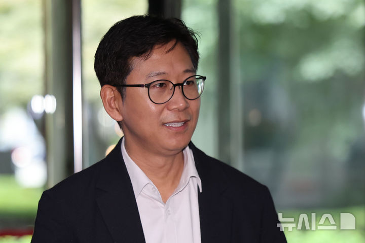 [서울=뉴시스] 권창회 기자 = 배경훈 과학기술정보통신부 장관 후보자가 25일 오전 서울 종로구 광화문 우체국에 마련된 인사청문회 준비 집무실로 출근하고 있다. 2025.06.25. kch0523@newsis.com