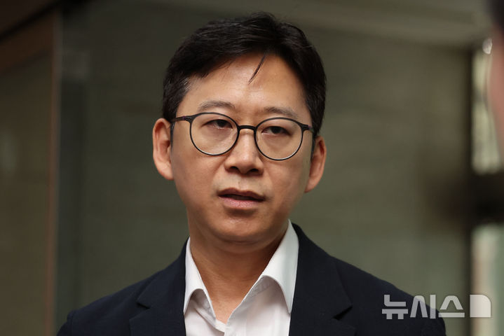 [서울=뉴시스] 권창회 기자 = 배경훈 과학기술정보통신부 장관 후보자가 25일 오전 서울 종로구 광화문 우체국에 마련된 인사청문회 준비 집무실로 출근하며 취재진 질의에 답하고 있다. 2025.06.25. kch0523@newsis.com