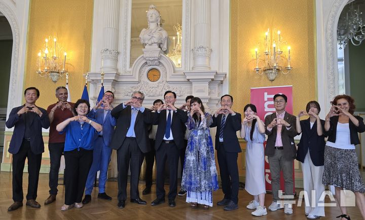 윤병태 전남 나주시장이 이끄는 프랑스 방문단이 24일 클레르몽페랑시청에서 올리비에 비앙키 시장과 '나주시-클레르몽페랑 우호교류 협약'을 체결한 후 기념촬영을 하고 있다. (사진=나주시 제공) photo@newsis.com