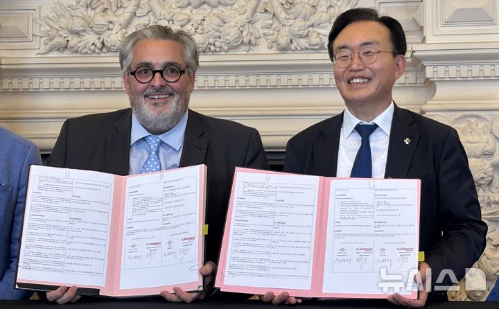 윤병태 전남 나주시장이 24일 프랑스 클레르몽페랑시청에서 올리비에 비앙키 시장과 '나주시-클레르몽페랑 우호교류 협약'을 체결하고 있다. (사진=나주시 제공) photo@newsis.com