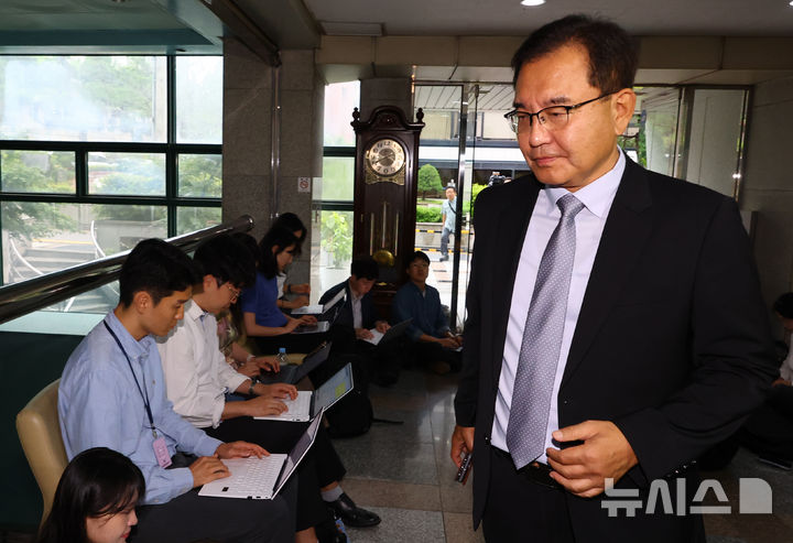 [서울=뉴시스] 박주성 기자 = 채상병 순직사건 외압 의혹을 수사하는 이명현 특별검사가 25일 오전 서울 서초구 서초동 사무실로 출근하고 있다. 2025.06.25. park7691@newsis.com