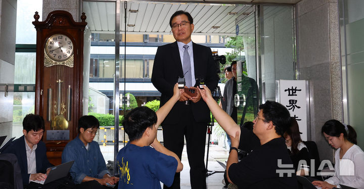 [서울=뉴시스] 박주성 기자 = 채상병 순직사건 외압 의혹을 수사하는 이명현 특별검사가 25일 오전 서울 서초구 서초동 사무실로 출근하며 취재진의 질문에 답변하고 있다. 2025.06.25. park7691@newsis.com