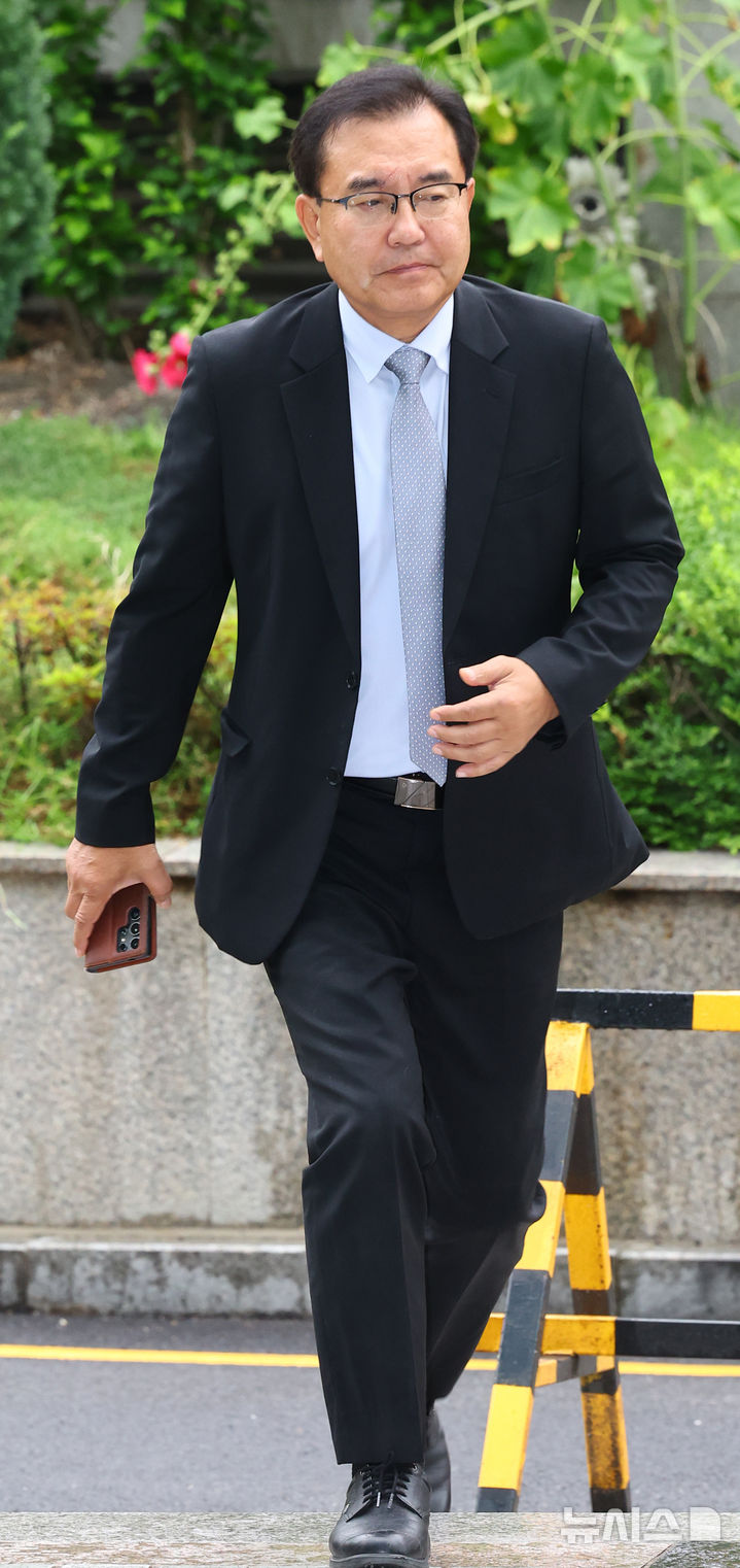 [서울=뉴시스] 박주성 기자 = 채상병 순직사건 외압 의혹을 수사하는 이명현 특별검사가 25일 오전 서울 서초구 서초동 사무실로 출근하고 있다. 2025.06.25. park7691@newsis.com