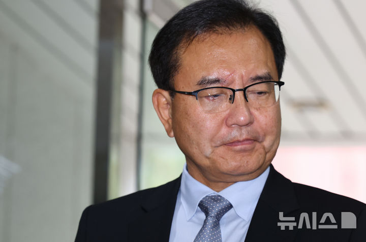 [서울=뉴시스] 박주성 기자 = 채상병 순직사건 외압 의혹을 수사하는 이명현 특별검사가 25일 오전 서울 서초구 서초동 사무실로 출근하며 취재진의 질문을 경청하고 있다. 2025.06.25. park7691@newsis.com