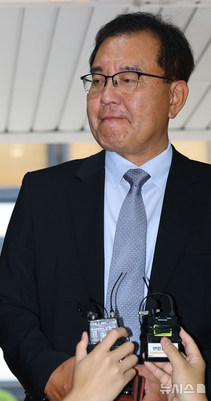 [서울=뉴시스] 박주성 기자 = 채상병 순직사건 외압 의혹을 수사하는 이명현 특별검사가 25일 오전 서울 서초구 서초동 사무실로 출근하며 취재진의 질문을 경청하고 있다. 2025.06.25. park7691@newsis.com