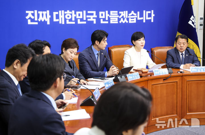 [서울=뉴시스] 김금보 기자 = 전현희 더불어민주당 최고위원이 25일 오전 서울 여의도 국회에서 열린 최고위원회의에서 발언하고 있다. 2025.06.25. kgb@newsis.com