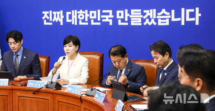 [서울=뉴시스] 김금보 기자 = 전현희 더불어민주당 최고위원이 25일 오전 서울 여의도 국회에서 열린 최고위원회의에서 발언하고 있다. 2025.06.25. kgb@newsis.com