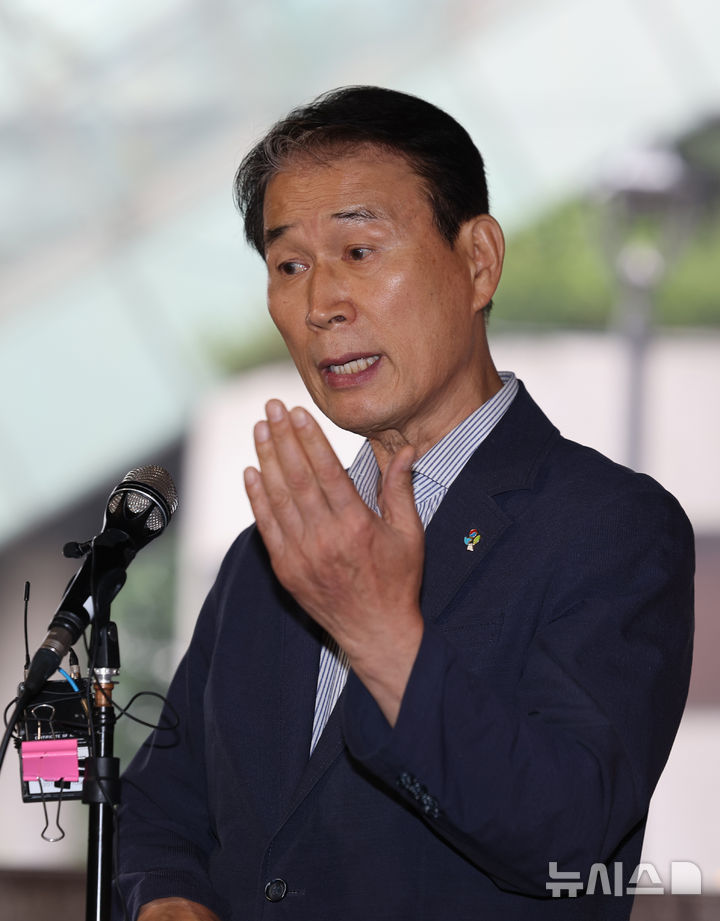 [서울=뉴시스] 김진아 기자 = 권오을 국가보훈부 장관 후보자가 25일 서울 중구 서울스퀘어에 마련된 사무실에 출근 하던 중 취재진의 질문에 답하고 있다. 2025.06.25. bluesoda@newsis.com