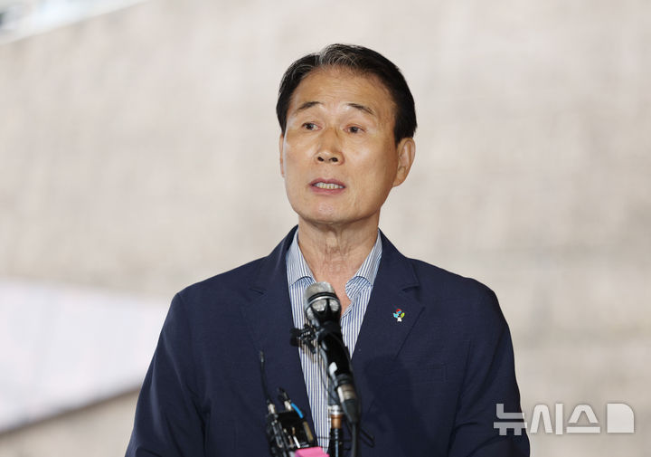 [서울=뉴시스] 김진아 기자 = 권오을 국가보훈부 장관 후보자 25일 서울 중구 서울스퀘어에 마련된 사무실에 출근 하던 중 취재진의 질문에 답하고 있다. 2025.06.25. bluesoda@newsis.com