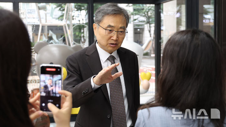 [서울=뉴시스] 추상철 기자 = 조현 외교부 장관 후보자가 25일 오전 서울 종로구 대우빌딩에 마련된 인사청문회 준비 사무실로 출근하며 취재진의 질문에 답변하고 있다. 2025.06.25. scchoo@newsis.com