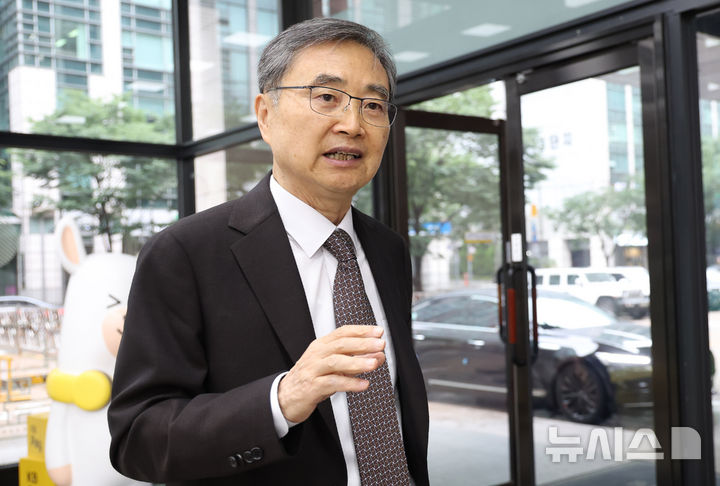 [서울=뉴시스] 추상철 기자 = 조현 외교부 장관 후보자가 25일 오전 서울 종로구 대우빌딩에 마련된 인사청문회 준비 사무실로 출근하며 취재진의 질문에 답변하고 있다. 2025.06.25. scchoo@newsis.com