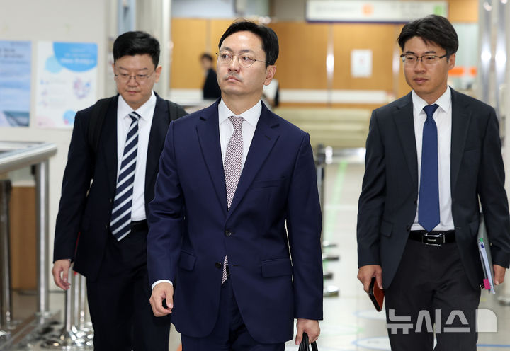 [서울=뉴시스] 이영환 기자 = 내란 사건을 수사하는 조은석 특별검사팀의 김형수 특검보가 25일 오전 서울 서초구 서울중앙지방법원에서 열린 김용현 전 국방부 장관의 구속영장 심문기일에 출석하고 있다. 2025.06.25. 20hwan@newsis.com