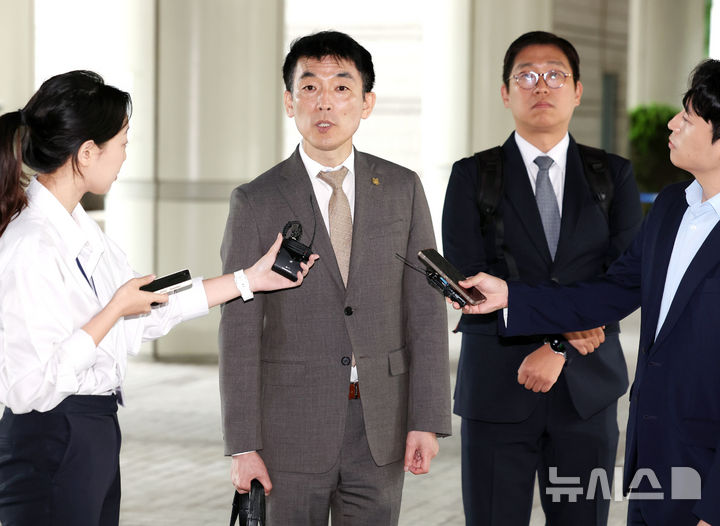 [서울=뉴시스] 이영환 기자 = 김용현 전 국방부 장관의 변호인 이하상 변호사가 지난 6월 25일 오전 서울 서초구 서울중앙지방법원에서 열린 김 전 장관의 구속영장 심문기일에 출석하며 취재진의 질문에 답하고 있다. 이 변호사 오른쪽은 유승수 변호사. 2025.06.25. 20hwan@newsis.com