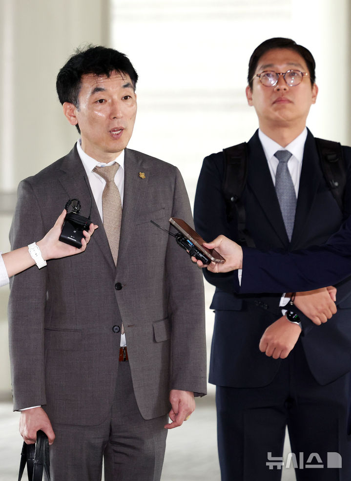 [서울=뉴시스] 이영환 기자 = 김용현 전 국방부 장관의 변호인 이하상 변호사가 25일 오전 서울 서초구 서울중앙지방법원에서 열린 김 전 장관의 구속영장 심문기일에 출석하며 취재진의 질문에 답하고 있다. 이 변호사 오른쪽은 유승수 변호사. 2025.06.25. 20hwan@newsis.com