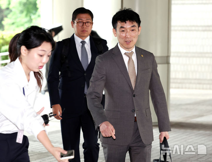 [서울=뉴시스] 이영환 기자 = 김용현 전 국방부 장관의 변호인 이하상, 유승수 변호사가 지난 6월 25일 오전 서울 서초구 서울중앙지방법원에서 열린 김 전 장관의 구속영장 심문기일에 출석하고 있다. 2025.06.25. 20hwan@newsis.com