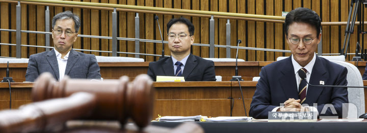 [서울=뉴시스] 김금보 기자 = 김민석 국무총리 후보자가 24일 서울 여의도 국회에서 열린 인사청문회에서 눈을 감고 있다. 2025.06.24. kgb@newsis.com