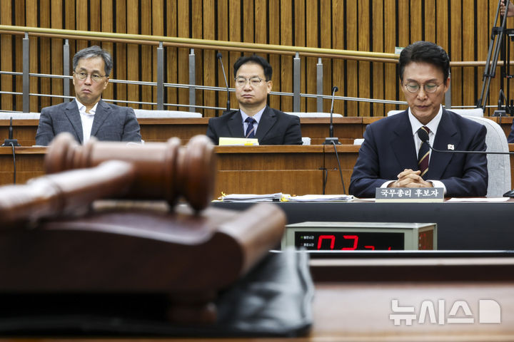 [서울=뉴시스] 김금보 기자 = 김민석 국무총리 후보자가 24일 서울 여의도 국회에서 열린 인사청문회에서 눈을 감고 있다. 2025.06.24. kgb@newsis.com