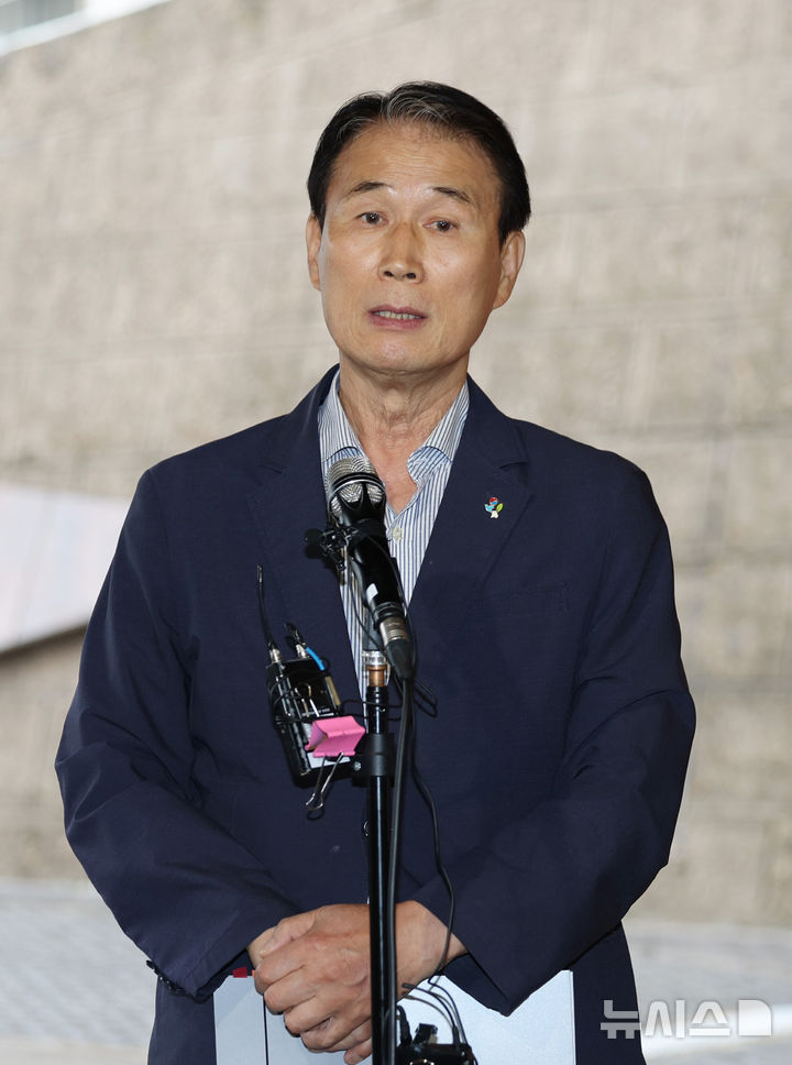 [서울=뉴시스] 김진아 기자 = 권오을 국가보훈부 장관 후보자가 25일 서울 중구 서울스퀘어에 마련된 사무실에 출근 하던 중 취재진의 질문에 답하고 있다. 2025.06.25. bluesoda@newsis.com
