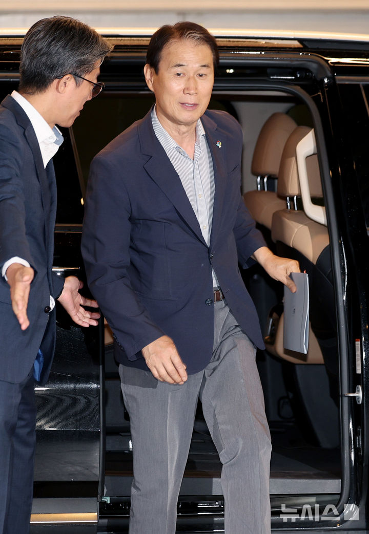 미국, 북한 완전 비핵화 의지 재확인… 권오을 장관 후보자 출근길