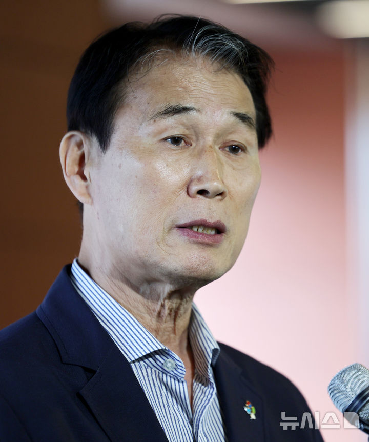 [서울=뉴시스] 김진아 기자 = 권오을 국가보훈부 장관 후보자가 25일 서울 중구 서울스퀘어에 마련된 사무실에 출근 하던 중 취재진의 질문에 답하고 있다. 2025.06.25. bluesoda@newsis.com
