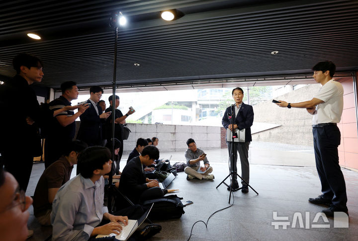 [서울=뉴시스] 김진아 기자 = 권오을 국가보훈부 장관 후보자가 25일 서울 중구 서울스퀘어에 마련된 사무실에 출근 하던 중 취재진의 질문에 답하고 있다. 2025.06.25. bluesoda@newsis.com