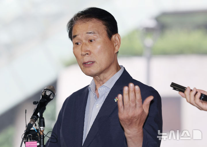 [서울=뉴시스] 김진아 기자 = 권오을 국가보훈부 장관 후보자가 25일 서울 중구 서울스퀘어에 마련된 사무실에 출근 하던 중 취재진의 질문에 답하고 있다. 2025.06.25. bluesoda@newsis.com