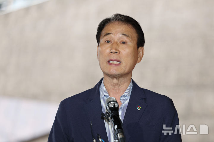 [서울=뉴시스] 김진아 기자 = 권오을 국가보훈부 장관 후보자가 25일 서울 중구 서울스퀘어에 마련된 사무실에 출근 하던 중 취재진의 질문에 답하고 있다. 2025.06.25. bluesoda@newsis.com