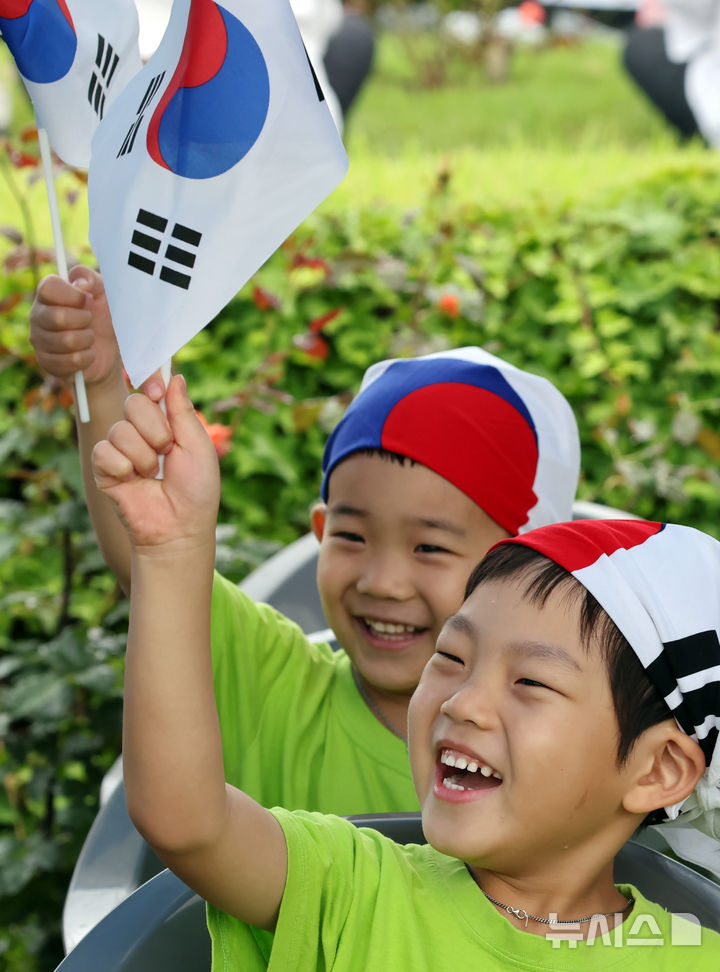 [부산=뉴시스] 하경민 기자 = '제75주년 6·25전쟁 참전 유엔전몰용사 추모제'가 열린 25일 부산 남구 유엔기념공원에서 어린이들이 태극기를 흔들고 있다. 유엔기념공원에는 총 14개국 2332명의 유엔군 전몰장병이 잠들어 있다. 2025.06.25. yulnetphoto@newsis.com