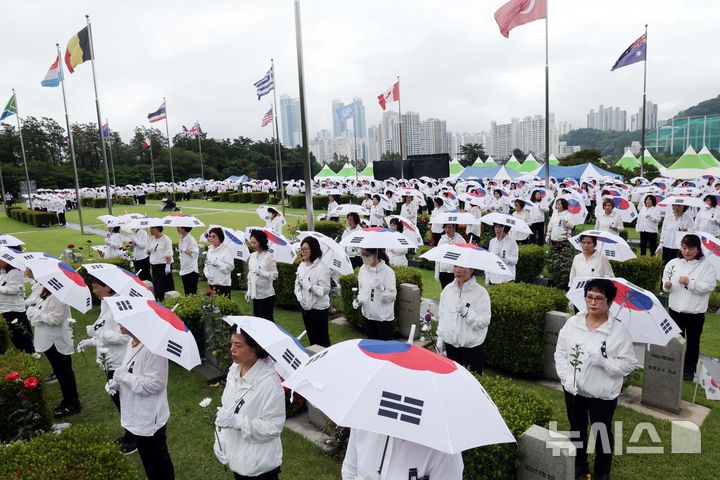 [부산=뉴시스] 하경민 기자 = '제75주년 6·25전쟁 참전 유엔전몰용사 추모제'가 열린 25일 부산 남구 유엔기념공원에서 참석자들이 전몰장병묘역에 헌화하고 있다.유엔기념공원에는 총 14개국 2332명의 유엔군 전몰장병이 잠들어 있다. 2025.06.25. yulnetphoto@newsis.com