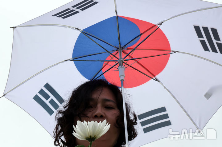 [부산=뉴시스] 하경민 기자 = '제75주년 6·25전쟁 참전 유엔전몰용사 추모제'가 열린 25일 부산 남구 유엔기념공원에서 참석자들이 전몰장병묘역에 헌화하고 있다.유엔기념공원에는 총 14개국 2332명의 유엔군 전몰장병이 잠들어 있다. 2025.06.25. yulnetphoto@newsis.com