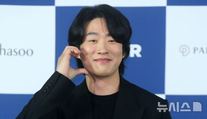 [서울=뉴시스] 김혜진 기자 = 배우 안재홍이 25일 오전 서울 영등포구 CGV 여의도에서 열린 제4회 청룡시리즈어워즈 핸드프린팅 행사에서 포즈를 취하고 있다. 2025.06.25. jini@newsis.com